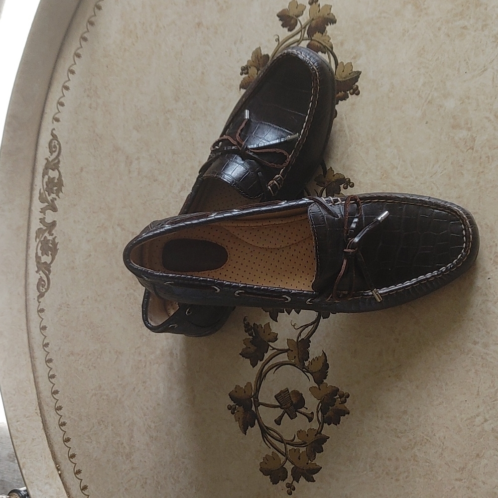 Sperry Tops Side Faux Alligator look leather loafer with tie. Brown Size 8